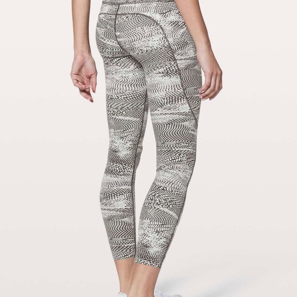 Lululemon Fast & Free 7/8 Tight II *Nulux 25" - Picture 4 of 10